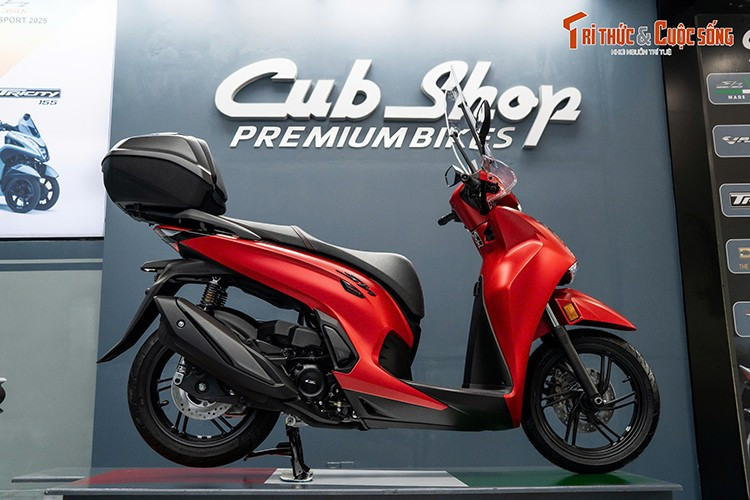 Ngoài ra, Honda SH350i 2025 nhập khẩu Ý về Việt Nam còn được trang bị những phụ kiện chính hãng như; bảo vệ tay lái trong suốt, kính chắn gió trong suốt và thùng chứa đồ chính hãng giúp cá nhân hoá cho người sử dụng.