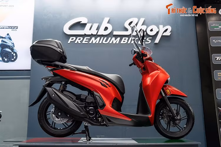 Ngoài ra, Honda SH350i 2025 nhập khẩu Ý về Việt Nam còn được trang bị những phụ kiện chính hãng như; bảo vệ tay lái trong suốt, kính chắn gió trong suốt và thùng chứa đồ chính hãng giúp cá nhân hoá cho người sử dụng.