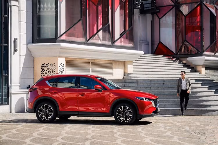 Tháng 4/2024 vừa qua, Mazda CX-5 có lượng bán ra tăng mạnh 29% so với tháng trước, đạt 1.416 xe. Kết quả này giúp mẫu SUV Nhật Bản vươn lên hạng 4 trong danh sách, đồng thời dẫn đầu trong nhóm động cơ đốt trong bán chạy nhất tháng. Cộng dồn trong 4 tháng đầu năm, tổng doanh số của CX-5 đạt 4.438 xe, tăng tới 42,3% so với cùng kỳ năm 2024.