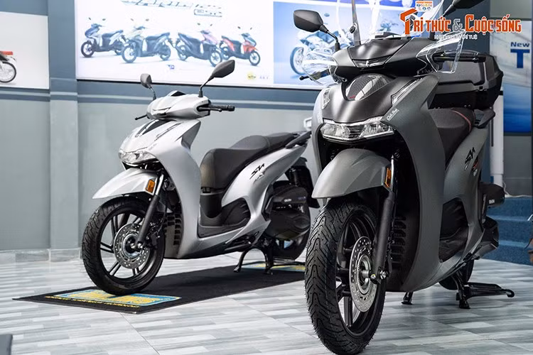 Mức giá xe Honda SH 350i 2025 có giá khởi điểm 5.990 euro (tương đương 174 triệu đồng) tại Ý, tuy nhiên khi về Việt Nam chắc chắn nó còn cao hơn nhiều. Trong khi đó, Honda SH 350i dành cho thị trường Việt Nam chỉ có giá bán khởi điểm 151,2 triệu đồng.