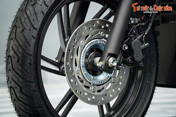 Ngoài ra, trên Honda SH 350i 2025, khu vực bên trái người lái là ngăn chứa đồ có nắp đậy. Hãng xe Nhật đã nới rộng thêm không gian ở đây so với bản cũ, đồng thời bổ sung cổng sạc USB-Type C để người dùng có thể tiện cắm sạc điện thoại. Đây là trang bị tiện nghi mà nhiều người dùng kỳ vọng từ bản cũ bởi sự tiện lợi khi đang lái xe.