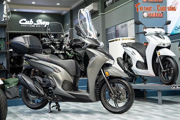 Mẫu xe ga Honda SH 350i 2025 ra mắt toàn cầu tháng 11/2024. Về ngoại hình, xe có kích thước lần lượt 2.160 x 742 x 1.160 mm (dài x rộng x cao), chiều dài cơ sở 1.450 mm, chiều cao yên 805 mm và cân nặng 172 kg.