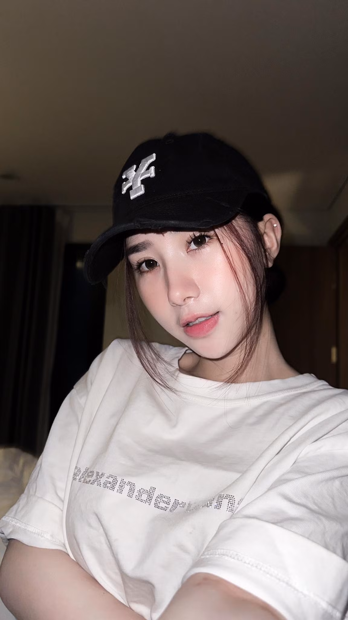 Tiểu Hý, tên thật là Nguyễn Thị Thủy Tiên, là một người mẫu và TikToker sinh năm 2003, nổi tiếng với biệt danh "Vợ quốc dân" nhờ các video triệu view trên TikTok.