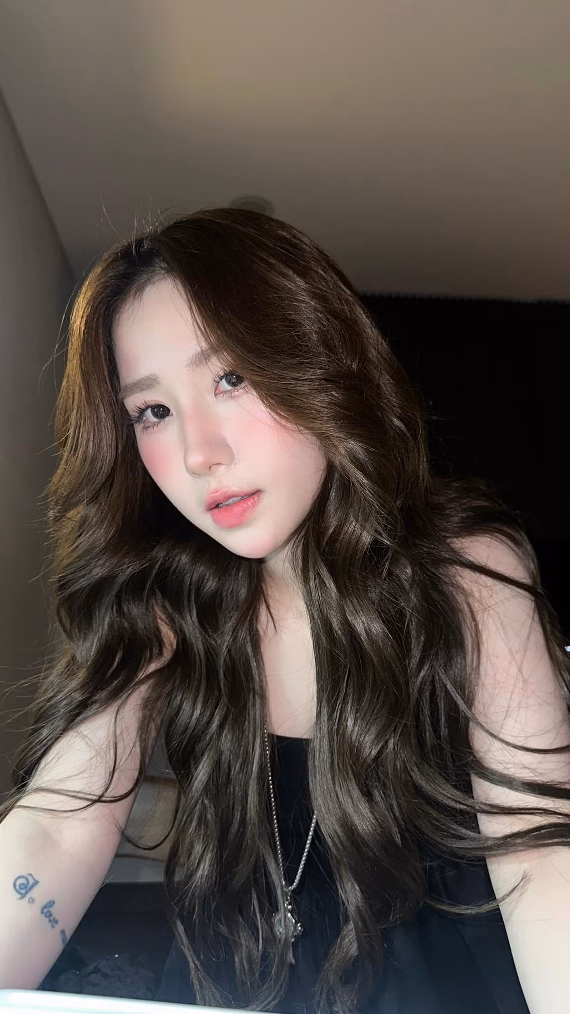 Vẻ ngoài xinh xắn, nhẹ nhàng, làn da trắng và nụ cười tươi tắn, cùng với nội dung video sáng tạo, Tiểu Hý vẫn có sức hút riêng mỗi khi xuất hiện.