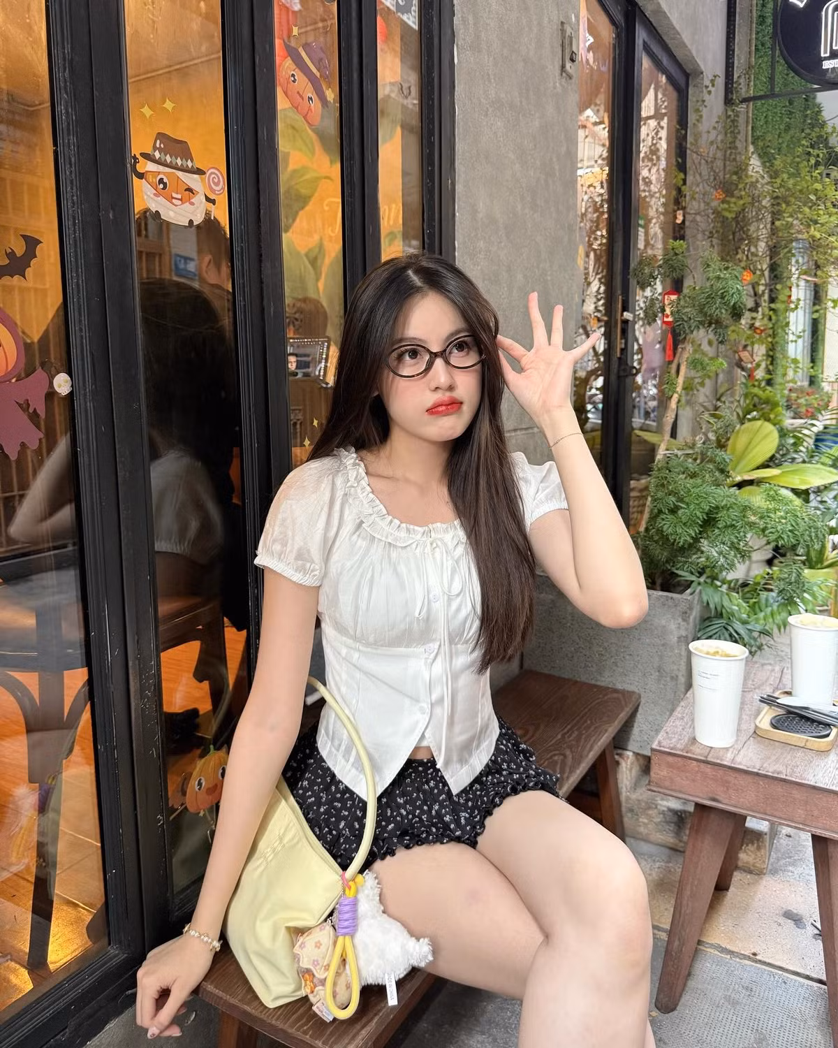 Phong cách thời trang của Mỹ Hàn thiên về sự thanh lịch, đôi khi phá cách với những bộ trang phục gợi cảm vừa đủ, phù hợp với độ tuổi, tạo nên hình ảnh một cô gái trẻ trung, năng động nhưng vẫn đầy cuốn hút.