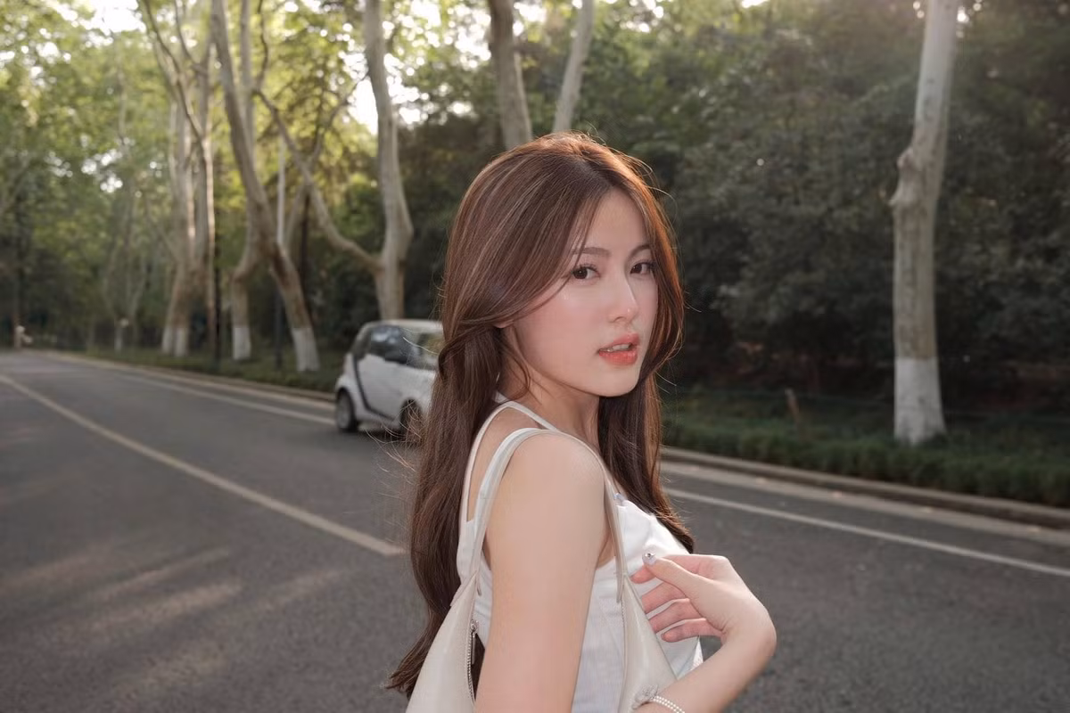 Với nhan sắc ngọt ngào, phong cách thời trang tinh tế, nhận diện qua những bộ ảnh đậm chất "nàng thơ", cô nàng sinh năm 2003 liên tục khiến cộng đồng mạng, đặc biệt là fan nam, "đứng ngồi không yên".