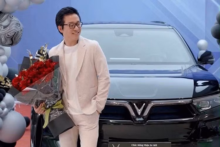 Ca sĩ Tuấn Hưng tiếp tục thu hút sự chú ý của cộng đồng yêu xe khi bổ sung thêm một chiếc VinFast V 9 vào bộ sưu tập cá nhân. Đây là lần hiếm hoi nam ca sĩ sở hữu hai xe cùng mẫu, chỉ trong vòng khoảng hai năm kể từ khi mẫu SUV điện này xuất hiện trên thị trường.