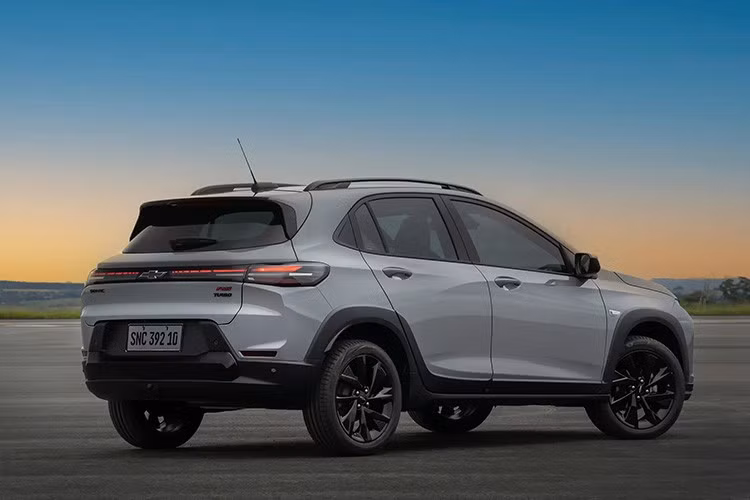 Chevrolet Sonic 2026 sở hữu phần đầu xe nổi bật với lưới tản nhiệt và cụm đèn trước đều được tách đôi. Ở phía trên là dải đèn LED định vị ban ngày thanh mảnh, đồng thời cũng đóng vai trò là đèn báo rẽ. Đi kèm với đó là cụm đèn pha projector nằm bên dưới, hứa hẹn sáng hơn khoảng 20% so với các loại đèn truyền thống.