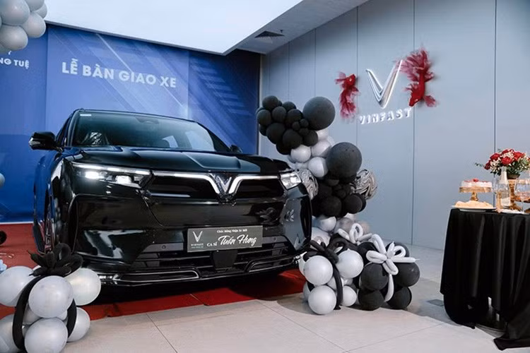 Chiếc xe SUV điện VinFast VF9 mới có ngoại thất màu xanh rêu, tạo sự đối lập với chiếc màu đỏ trước đó, trong khi khoang nội thất sử dụng tông đen mang phong cách tối giản và hiện đại. Sự khác biệt về màu sắc giữa hai xe khiến bộ sưu tập của anh trở nên đa dạng hơn, dù cùng một mẫu xe.