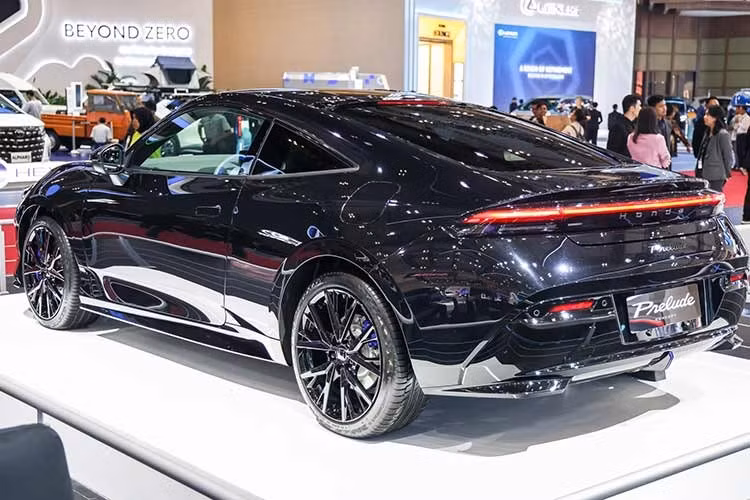 Honda Prelude 2026 là mẫu xe coupe 2+2 với thiết kế mượt mà. Tuy nhiên, theo miêu tả của hãng Honda, Prelude là xe thể thao đường trường (grand tourer). Mẫu xe này được trang bị lưới tản nhiệt nhỏ gọn, tay nắm cửa ẩn, nóc gia công bằng công nghệ Laser Blazing giúp giảm khe hở.