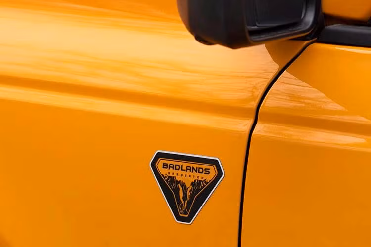 Ngoài sự trở lại của cái tên Wildtrak, Ford Bronco 2026 còn có một số cập nhật nhỏ khác. Trong đó, có màu sơn cam Orange Fury Metallic Tri-coat mới vốn đã ra mắt lần đầu trên Ford Mustang. Ngoài ra, còn có nhiều tùy chọn màu mui cho Bronco Raptor và Outer Banks như xám Avalanche Gray, xám Marsh Gray, đỏ Ruby Red, xanh dương Velocity Blue, vàng cát Desert Sand và cam Orange Fury.