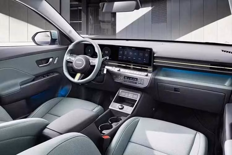 Bên trong Kona mới, hãng Hyundai đã bổ sung các tùy chọn cá nhân hóa mà không thay đổi chất liệu bọc ghế hay ốp trang trí. Thay vào đó, hãng giới thiệu các giao diện mới cho buồng lái kỹ thuật số, có thể tải về thông qua cửa hàng hoặc ứng dụng BlueLink.