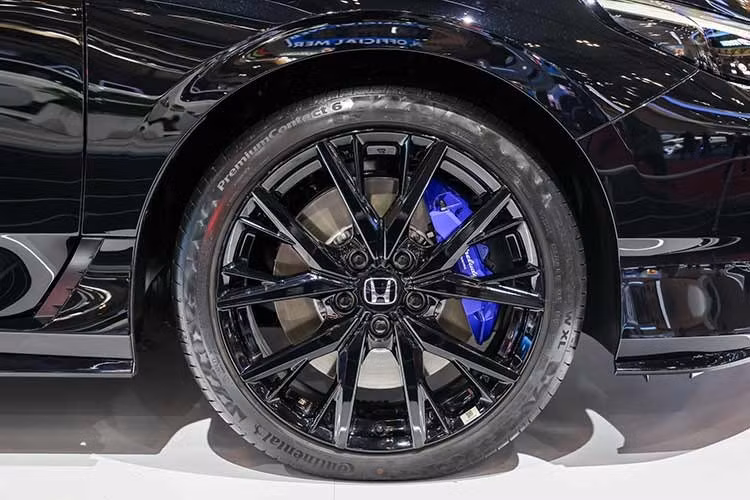 Xe được trang bị bộ mâm 19 inch dạng hợp kim đa chấu và lốp 235/40R19. Thêm vào đó là dải đèn hậu thanh mảnh, nằm vắt ngang cửa cốp, gợi liên tưởng đến xe Porsche. Tuy có chiều dài cơ sở khá ngắn nhưng Honda Prelude vẫn được trang bị hàng ghế sau có khoảng duỗi chân 813 mm và dung tích khoang hành lý tiêu chuẩn 428 lít, nhỉnh hơn cả Civic.