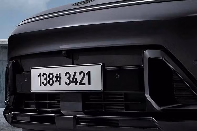 Danh mục động cơ của Hyundai Kona 2027 vẫn được giữ nguyên, bao gồm các tùy chọn máy xăng, hybrid và thuần điện. Tuy nhiên, Hyundai Kona Electric 2027 không được cung cấp gói Black Exterior. Động cơ xăng 4 xi-lanh, hút khí tự nhiên, dung tích 2.0L tiêu chuẩn của mẫu SUV cỡ B này cho công suất tối đa 147 mã lực.