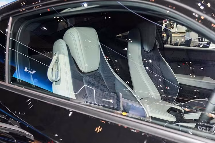 Ghế lái được tăng cường độ cứng và hỗ trợ đùi để giữ vững vị trí khi vào cua, trong khi ghế phụ ưu tiên sự rộng rãi và êm ái cho hành khách. Dù có trục cơ sở ngắn chỉ 2.605 mm, xe vẫn cung cấp khoảng duỗi chân hàng ghế sau đạt 813 mm và khoang hành lý lên tới 428 lít, vượt trội hơn cả mẫu sedan Civic.