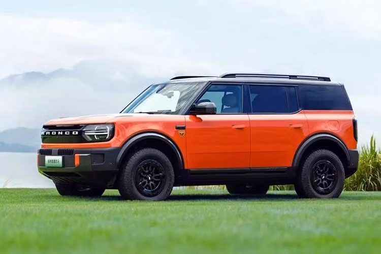 Tuy có cùng tên gọi với mẫu xe đang bán ở thị trường Mỹ nhưng Ford Bronco Basecamp lại dùng khung gầm liền khối của ôtô con. Với kết cấu này, xe sẽ sở hữu khả năng off-road kém ấn tượng hơn nhưng êm ái hơn khi chạy trên đường nhựa.