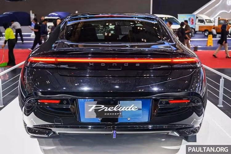 Dù chia sẻ nền tảng với Civic tiêu chuẩn, Prelude lại được nâng cấp đáng kể về hiệu năng khi sử dụng hệ thống treo trước dạng thanh giằng hai trục và giảm xóc thích ứng thừa hưởng từ Civic Type R. Hệ thống phanh cũng được chú trọng với kẹp phanh Brembo màu xanh nổi bật kết hợp đĩa phanh kích thước lớn (350 mm trước và 305 mm sau).