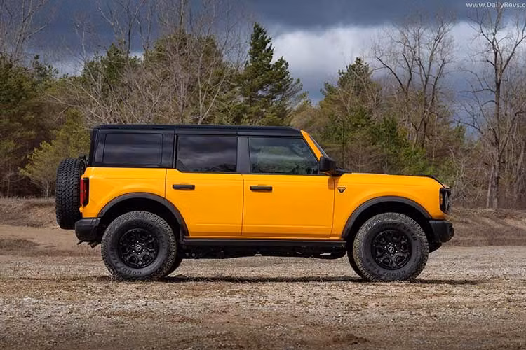 Chỉ được cung cấp độc quyền trên Ford Bronco Badlands 4 cửa, gói Wildtrak trị giá 11.945 USD (tương đương hơn 312 triệu đồng) bao gồm cả gói ngoại thất Black Appearance Package và gói off-road Sasquatch.