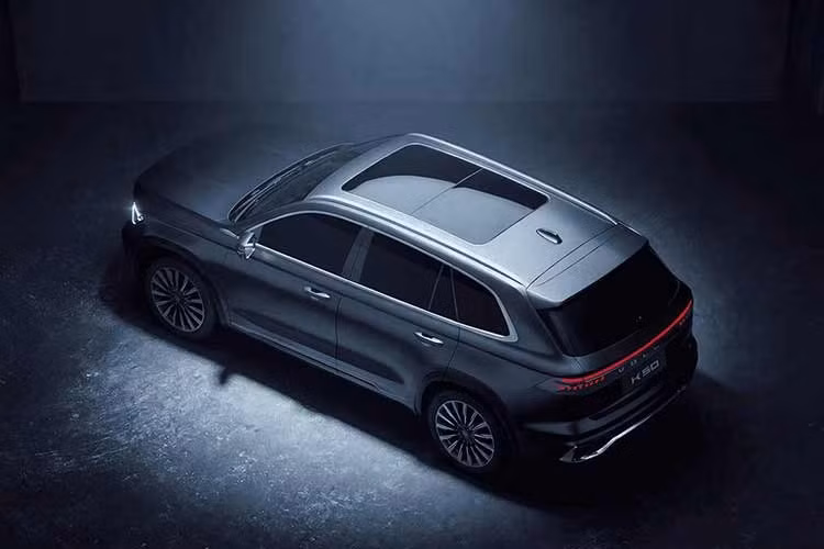 Mẫu xe đầu tiên sẽ được tung ra thị trường của Volga là K50. Mẫu xe SUV này đã được hé lộ vào tháng 2/2026 và là một mẫu SUV dựa trên Geely Monjaro đang bán tại thị trường Việt Nam. Đây không đơn thuần là trường hợp chia sẻ khung gầm kết hợp với thiết kế riêng biệt.