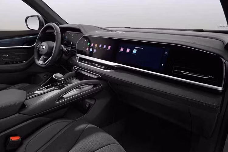 Hình ảnh nội thất vẫn chưa được công bố dù từ bản vẽ phác được Volga hé lộ hồi tháng trước, có vẻ như nội thất của K50 cũng chỉ khác Geely Monjaro ở logo. Truyền thông Nga cho thấy xe sử dụng động cơ xăng tăng áp 2.0 lít sản sinh công suất 238 mã lực. Động cơ này được kết hợp với hộp số tự động 8 cấp và hệ dẫn động bốn bánh.