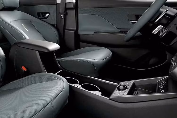 Ngoài ra, còn có một giao diện đặc biệt lấy cảm hứng từ Hyundai Pony - mẫu xe sản xuất hàng loạt đầu tiên của Hàn Quốc. Các giao diện kỹ thuật số này đã được cung cấp cho một số mẫu Hyundai tại Hàn Quốc từ vài tuần trước.