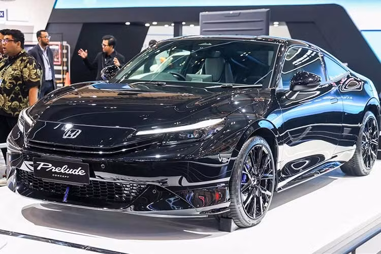 Honda đã công bố mở sổ nhận đặt hàng cho mẫu xe thể thao Prelude tại thị trường Malaysia. Theo kế hoạch, mẫu xe này sẽ chính thức ra mắt tại thị trường Malasyai vào quý II năm nay. Trước đó, Honda Prelude 2026 cũng đã được trưng bày tại Triển lãm Ô tô Quốc tế Bangkok (BIMS) 2026 nhưng chưa bán ra.