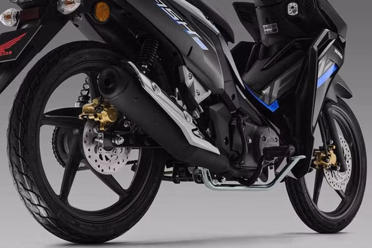 Về sức mạnh, Dash 125 2026 được trang bị động cơ dung tích 124,9cc, làm mát bằng không khí, tích hợp hệ thống phun xăng điện tử PGM-FI. Khối động cơ này cho công suất tối đa khoảng 9,85 mã lực tại 8.000 vòng/phút.