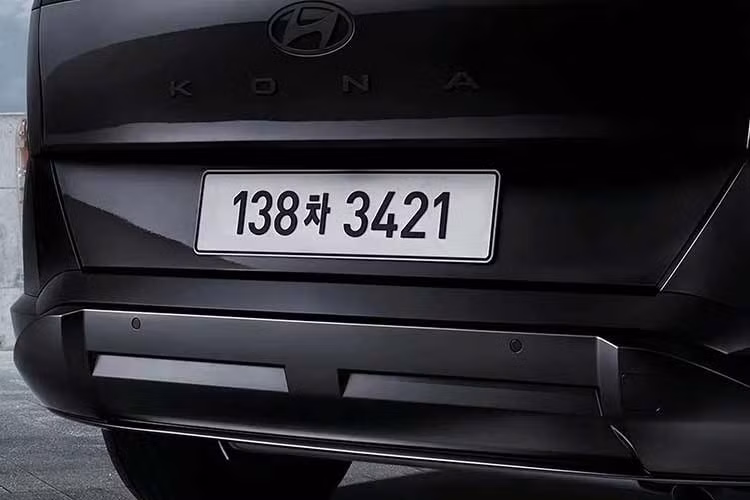 Con số tương ứng của động cơ xăng tăng áp, dung tích 1.6L là 195 mã lực. Trong khi đó, bản hybrid 1.6L cho công suất kết hợp 139 mã lực. Riêng Hyundai Kona Electric 2027 có hai phiên bản với công suất tối đa 133 mã lực hoặc 201 mã lực. Xe chỉ dùng 1 mô-tơ điện cùng 2 loại pin có dung lượng lần lượt 48,6 kWh và 64,8 kWh.