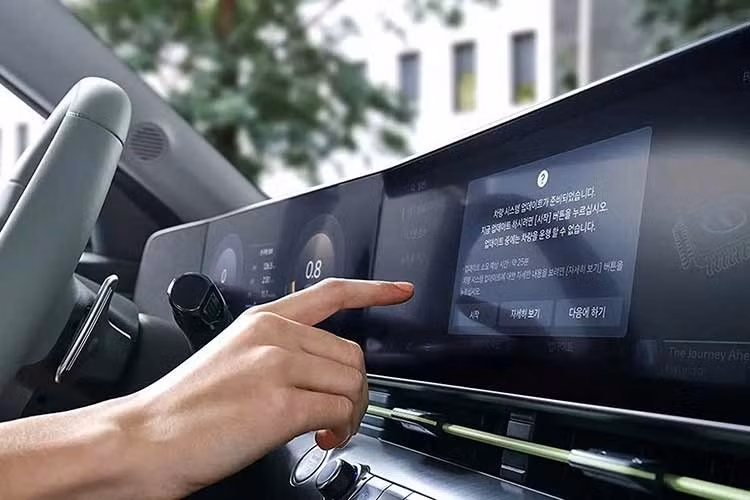 Chủ xe Hyundai Kona 2027 có thể tùy biến bảng đồng hồ kỹ thuật số và màn hình thông tin giải trí 12,3 inch với nhiều nhân vật hoạt hình khác nhau, bao gồm các Pokémon nổi tiếng như Pikachu và Ditto, hoặc các nhân vật địa phương như Pororo Fun Train Journey, Tayo Colorful Garage và Zanmang Loopy.