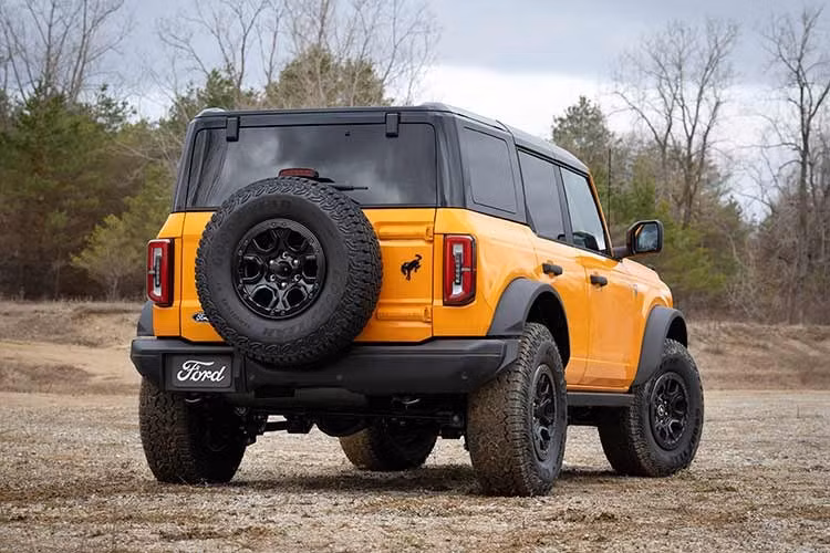 Trong đó, gói Black Appearance Package thường có giá 600 USD (hơn 15 triệu đồng), bao gồm lưới tản nhiệt màu đen với dòng chữ “Bronco” màu trắng tương phản. Ốp gương chiếu hậu, tay nắm cửa sơn đen và mui cứng màu đen Shadow Black cũng nằm trong gói này.