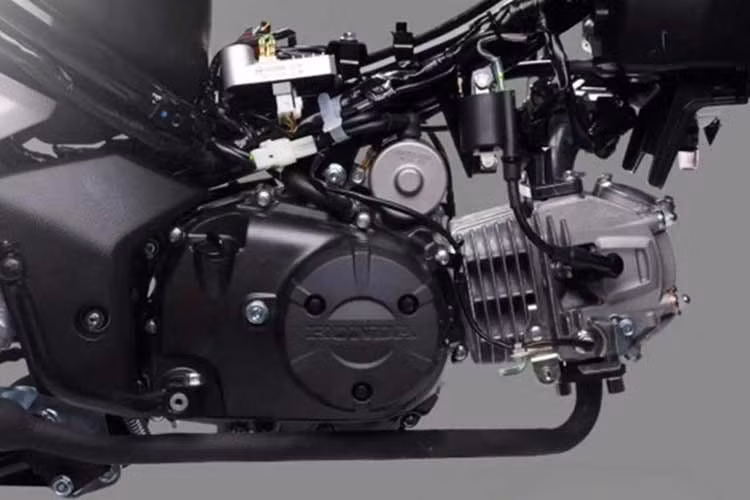 Mô-men xoắn cực đại 9,54 Nm. Xe sử dụng hộp số 4 cấp, kết hợp ly hợp ly tâm và truyền động bằng xích, phù hợp với đặc trưng của dòng xe số thể thao truyền thống.