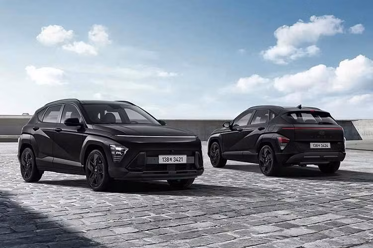 Hyundai đã giới thiệu một loạt cập nhật cho mẫu xe SUV cỡ nhỏ Kona đời 2027 tại thị trường Hàn Quốc, tập trung vào khả năng cá nhân hóa. Điểm nhấn bao gồm gói “Black Exterior” mới, các chủ đề hoạt ảnh mới cho buồng lái kỹ thuật số và mức giá khởi điểm giảm nhẹ.