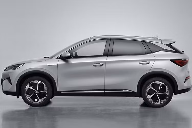 Cụ thể, mẫu xe SUV điện BYD Atto 3 2026 được trang bị mô-tơ điện lấy từ người anh em Seal, cho công suất tối đa 313 mã lực và mô-men xoắn cực đại 360 Nm. Tất cả sức mạnh này đều được truyền xuống cầu trước.