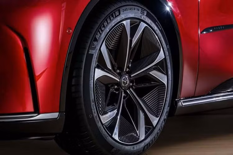 Dù phát triển cùng đối tác ChangAn, ông Masahiro Moro – Chủ tịch kiêm CEO Mazda Motor Corporation – khẳng định phiên bản Mazda 6e phân phối tại Thái Lan sẽ được tinh chỉnh đặc biệt ở hệ thống treo, lốp xe và phân bổ trọng lượng gần đạt tỷ lệ lý tưởng 50:50. Tất cả nhằm mang lại cảm giác lái "thuần chất Mazda".