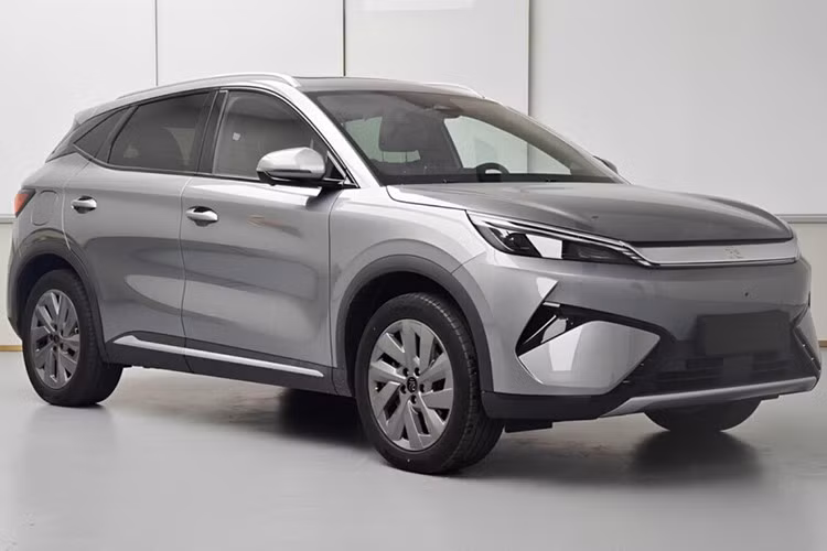 Sau khi được nâng cấp giữa vòng đời tại Trung Quốc vào hồi đầu năm nay, BYD Atto 3 sắp nhận được một cải tiến đáng kể về mặt động cơ. Đúng như thông tin trước đó, mẫu SUV điện có vẻ ngoài hiền lành này sẽ được tăng mạnh về mặt hiệu suất vận hành.