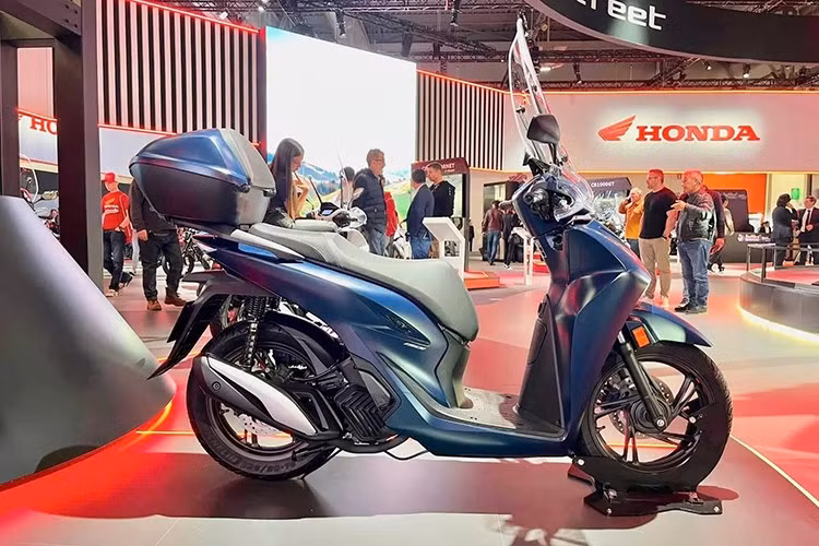 Honda SH 2026 sở hữu ngôn ngữ thiết kế hiện đại và đồng bộ hơn, cùng bảng màu mới đầy ấn tượng. Ba mẫu xe chia sẻ cùng phong cách sang trọng, công nghệ tiên tiến và sự tin cậy vốn đã làm nên tên tuổi Honda suốt hơn bốn thập kỷ. Được sản xuất tại nhà máy Atessa (Chieti, Ý) – trung tâm sản xuất của Honda tại châu Âu – SH 2026 vẫn giữ trọn bản sắc: thanh lịch, tiện dụng và công nghệ cao.