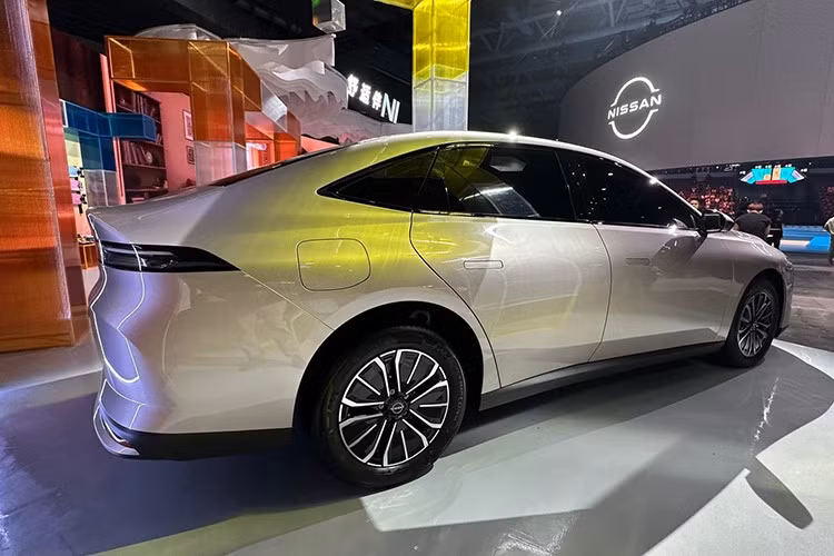 Nissan N6 lần đầu xuất hiện vào tháng 8/2025 trên trang web của Bộ Công nghiệp và Công nghệ Thông tin Trung Quốc. Đúng như những hình ảnh ban đầu, xe sở hữu phong cách thiết kế khá giống đàn anh Nissan N7. Dù chia sẻ ngôn ngữ thiết kế nhưng hai mẫu xe sedan do liên doanh Dongfeng Nissan sản xuất không dùng chung bất kỳ tấm ốp thân vỏ nào và có kích thước khác biệt.