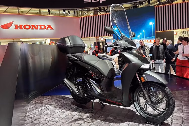 Tại Triển lãm EICMA 2025 vừa diễn ra tại Ý, Honda đã chính thức giới thiệu loạt ấn phẩm của dòng xe ga cao cấp SH 2026 hoàn toàn mới với hàng loạt nâng cấp đáng chú ý. Từ SH125i, SH150i đến SH350i, tất cả đều được tinh chỉnh toàn diện về thiết kế, trang bị công nghệ và hiệu năng