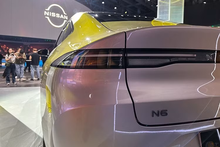 So với N7, Nissan N6 nhỏ hơn đôi chút với kích thước dài x rộng x cao lần lượt 4.831 x 1.885 x 1.491 mm và chiều dài cơ sở 2.815 mm, cùng dung tích khoang hành lý 570 lít. Với kích thước này, xe nằm trong phân khúc sedan hạng D, cạnh tranh với Toyota Camry và Honda Accord.