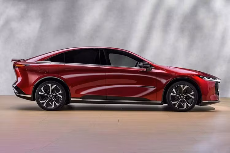 Tới tháng 1/2025, Mazda công bố tên gọi chính thức cho thị trường quốc tế là Mazda 6e, đồng thời ra mắt mẫu sedan thuần điện này tại châu Âu và Anh quốc với một số tinh chỉnh về pin và công suất sạc.