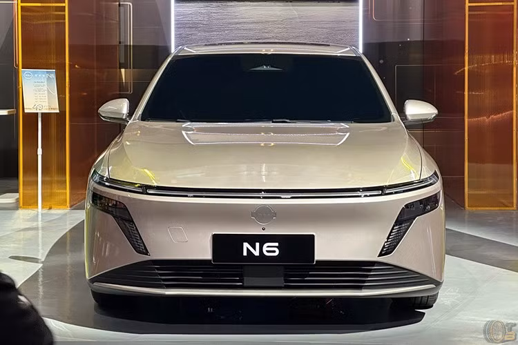 Sau thành công của ô tô điện N7, liên doanh Dongfeng Nissan đã giới thiệu mẫu xe hybrid cắm sạc (PHEV) hoàn toàn mới mang tên N6 ở thị trường Trung Quốc. Hiện hãng đã mở cọc dành cho mẫu xe này với giá chỉ từ 106.900 Nhân dân tệ (khoảng 374 triệu đồng). Tuy rẻ nhưng Nissan N6 được trang bị khá đầy đủ ngay từ bản tiêu chuẩn.