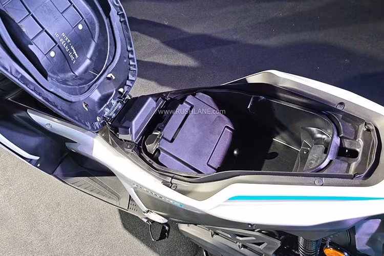 Mẫu xe này sử dụng bộ đôi pin 3 kWh với tổng công suất lên tới 6 kWh cho tổng quãng đường vận hành lên tới 106 km/lần sạc. Pin có thể tháo lắp dễ dàng, nhờ đó, người dùng có thể sạc pin linh hoạt.