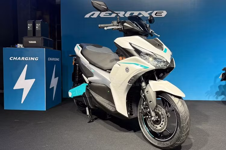 Dự kiến Yamaha Aerox E sẽ chính thức "lên kệ" tại Ấn Độ vào quý I/2026, ngoài ra, hãng xe Nhật hiện cũng đang tiến hành xây dựng hệ thống trạm đổi pin tại các thành phố lớn tại Ấn Độ nhằm giúp người sử dụng có thể đổi pin thuận tiện.