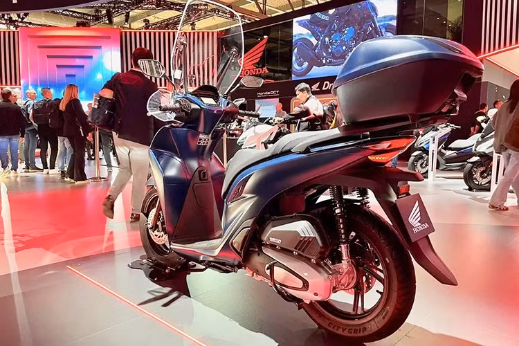 Động cơ trang bị hệ thống làm mát bằng chất lỏng, phun xăng điện tử và bộ xúc tác có cảm biến O₂ để tối ưu hiệu năng lẫn khí thải. Khung thép đơn giữ trọng lượng tối ưu, kết hợp phuộc 35 mm và giảm xóc sau đôi mang đến sự cân bằng và êm ái. Bộ vành 16 inch đảm bảo độ ổn định cao khi vận hành.