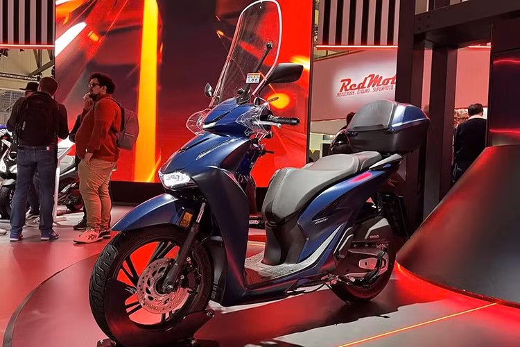 Thiết kế của SH350i cũng được nâng tầm với tấm chắn gió và cụm đèn pha LED được làm mới. Phiên bản 2026 có sáu màu sơn mới, tất cả đều đi kèm điểm nhấn đen bóng ở vành, phuộc và ống xả, tạo vẻ thể thao nhưng vẫn sang trọng.