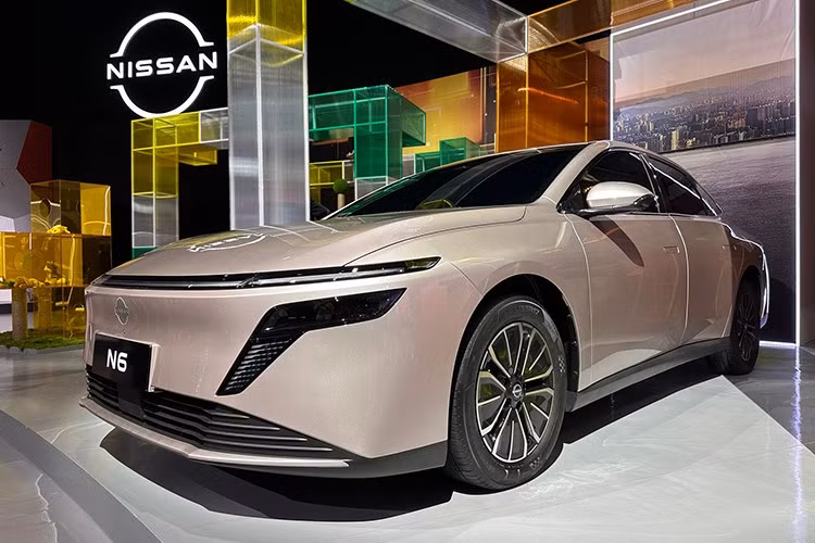 Khi mua mẫu xe Nissan N6 2026, khách hàng Trung Quốc có thể chọn 1 trong 3 phiên bản là Pro, Max và Max+, tất cả đều dùng chung nền tảng kỹ thuật. Bản Pro tiêu chuẩn sở hữu mâm 17 inch, cửa sổ trời chỉnh điện, đèn viền nội thất, bảng đồng hồ kỹ thuật số 10,25 inch và màn hình thông tin giải trí 14,6 inch.