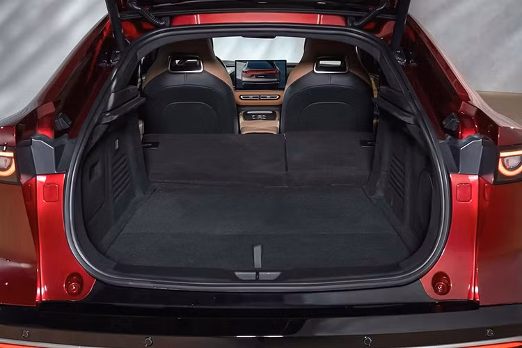 Mazda 6e sẽ có hai phiên bản: Standard Range và Long Range, đều sử dụng hệ dẫn động cầu sau (RWD). Bản Standard Range sử dụng mô-tơ điện công suất 258 mã lực, mô-men xoắn 320 Nm, pin 68,8 kWh, cho phép xe tăng tốc 0–100 km/h trong 7,6 giây và đạt tốc độ tối đa 175 km/h. Tầm hoạt động tối đa 530 km theo chuẩn NEDC.