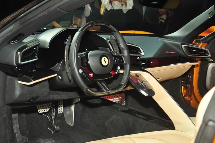 Gói tùy chọn Assetto Fiorano bổ sung nhiều chi tiết carbon, trang bị giảm xóc Multimatic, dải sọc đặc trưng kéo dài giữa thân xe và một số tinh chỉnh khí động học khác nhằm cải thiện khả năng vận hành trên đường đua. Phiên bản 849 Spider được trang bị mui cứng có khả năng đóng mở chỉ trong 14 giây, ngay cả khi xe đang di chuyển ở tốc độ tối đa 45 km/h.