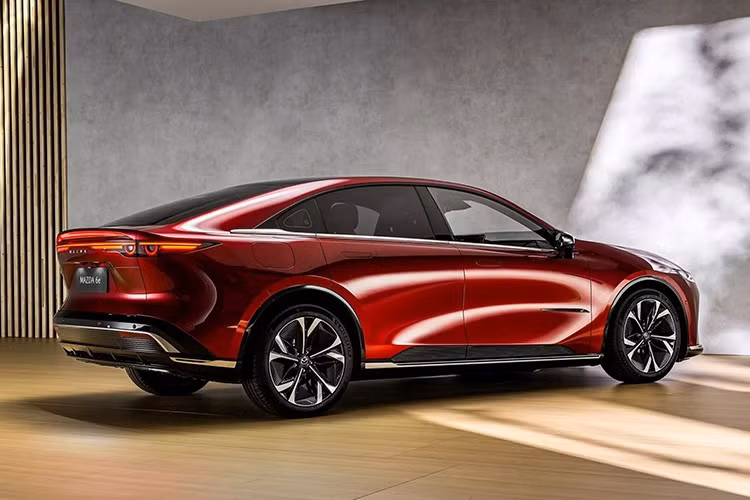 Mazda 6e sở hữu thiết kế fastback 5 cửa hiện đại, mang đậm dấu ấn ngôn ngữ KODO đặc trưng. Kích thước tổng thể dài 4.921 mm, rộng 1.890 mm, cao 1.491 mm, chiều dài cơ sở đạt 2.895 mm.