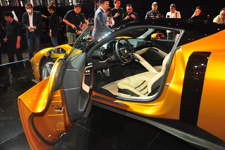 Hành khách bên phụ có riêng một màn hình phụ để xem tốc độ và chế độ lái. Thiết kế cụm điều khiển số mô phỏng phong cách cần số cơ học cổ điển - một trong những chi tiết được giới chơi xe đánh giá cao. Ferrari mang đến ba kiểu ghế, trong đó hai loại sử dụng khung carbon để giảm trọng lượng.